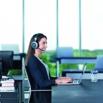 Jabra-Evolve_80_female-office_v3