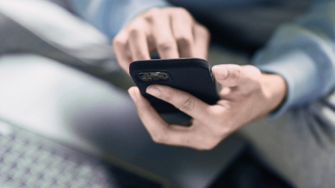 Fiducia digitale degli utenti in calo, fanno peggio i social media